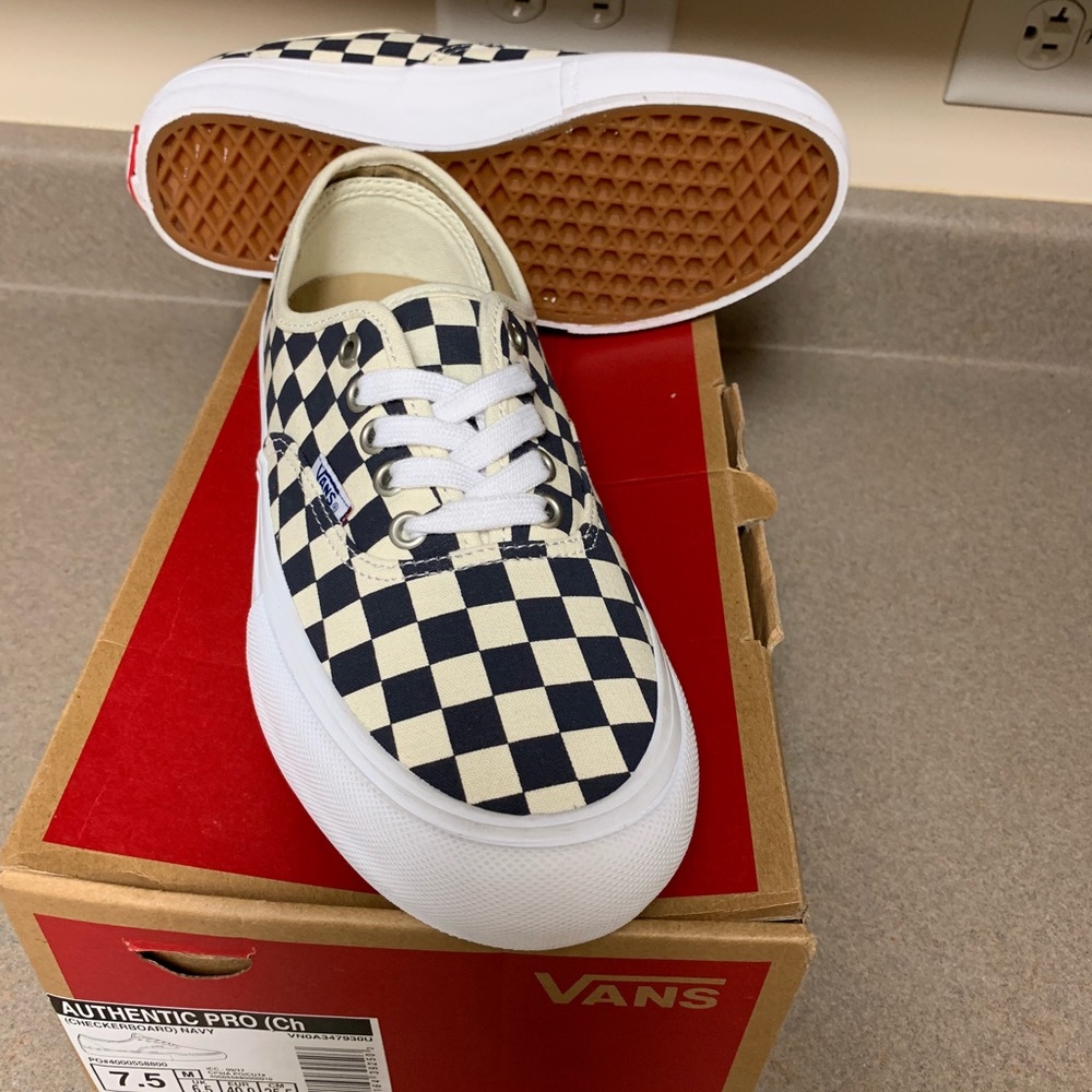 VANS NWOT AUTHENTIC PRO CHECKERED VANS WOMANS 9